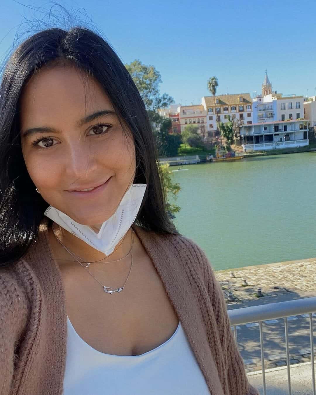 أشاد الأغلبية بجمال زوجة ياسين بدون مساحيق تجميل