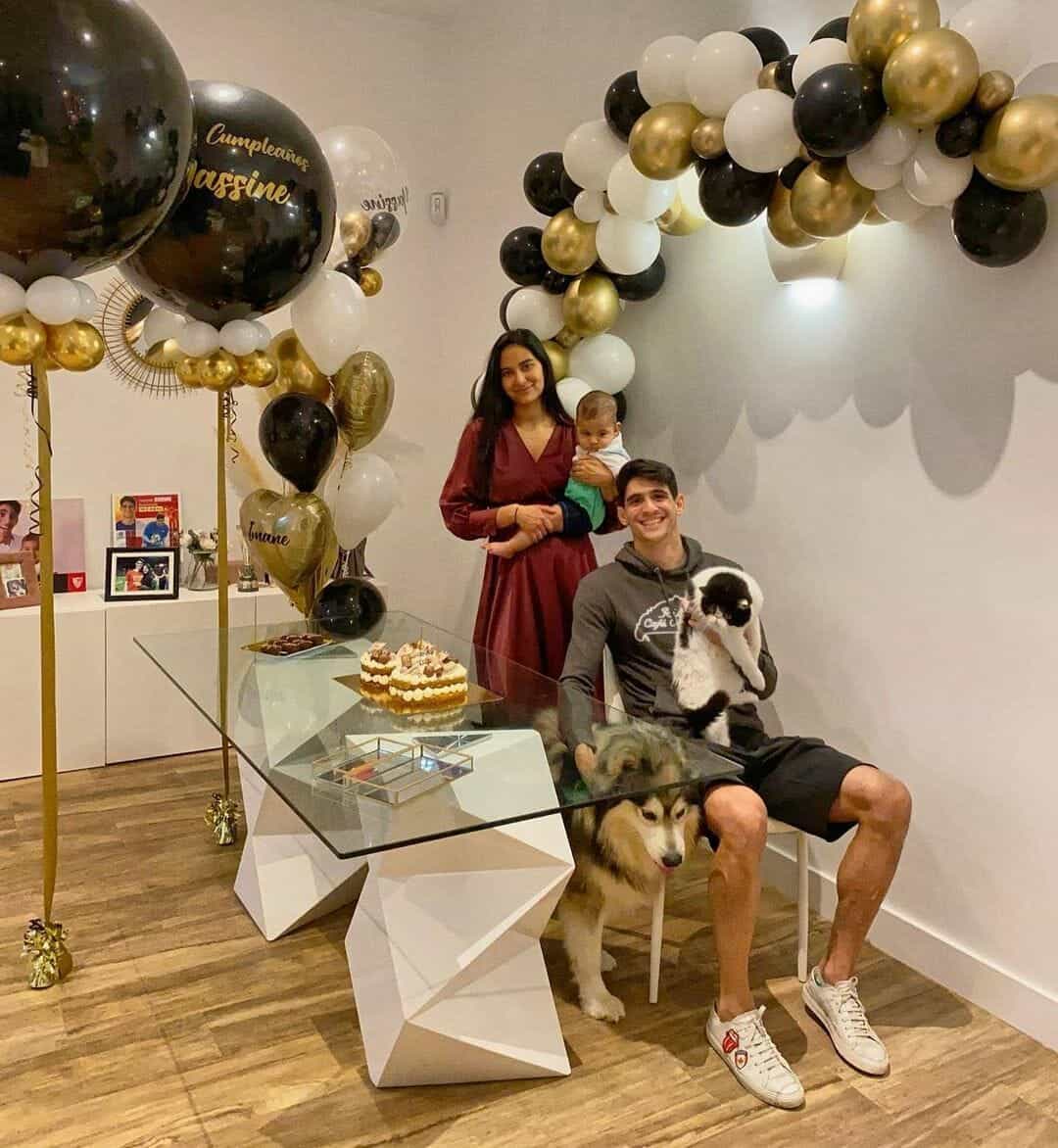 العائلة تحتفل بعيد ميلاد طفلهما الوحيد