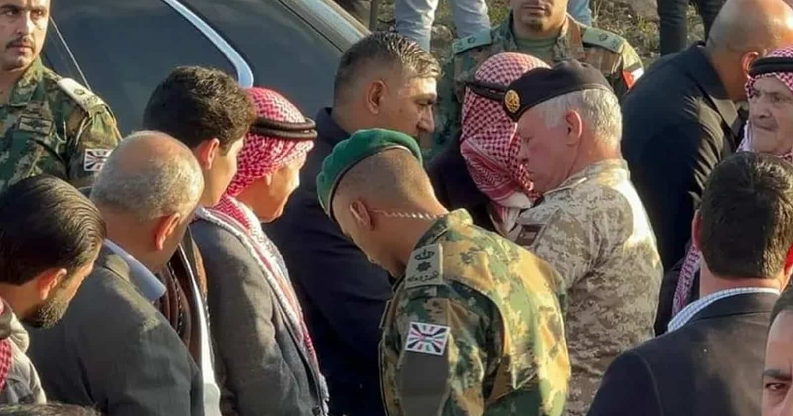 مقتل الدلابيح .. الملك يعزي مرتديا الزي العسكري وعشيرة بني حسن تُصعد (شاهد) تعزية الملك لبيت عبد الرزاق الدلابيح watanserb.com