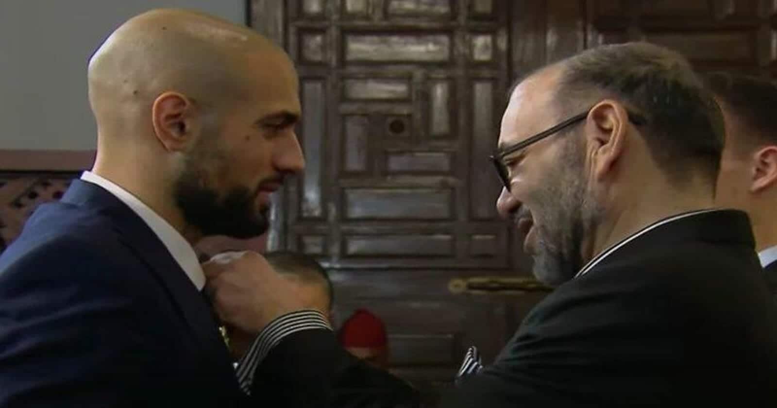 هل أجبر محمد السادس والدة اللاعب سفيان امرابط على مصافحته وتقبيل يده؟(شاهد) والدة سفيان امرابط watanserb.com