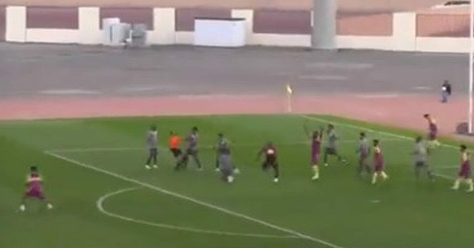 لاعب يطرح حكم مباراة أرضاً في الدوري السعودي (فيديو) لاعب يطرح حكم مباراة أرضاً watanserb.com