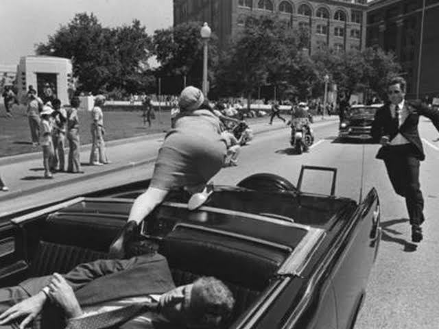 جون كينيدي لحظة اغتياله وزوجته جاكي تطلب العون