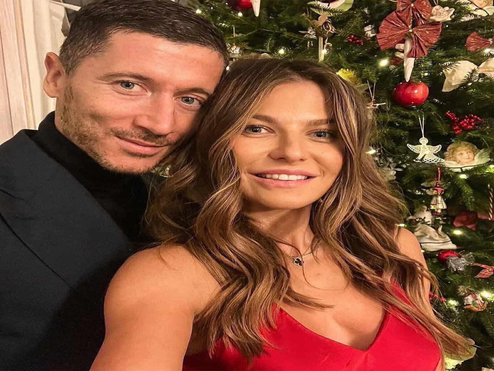 احتفال ليفاندوفسكي مع زوجته بالكريسماس