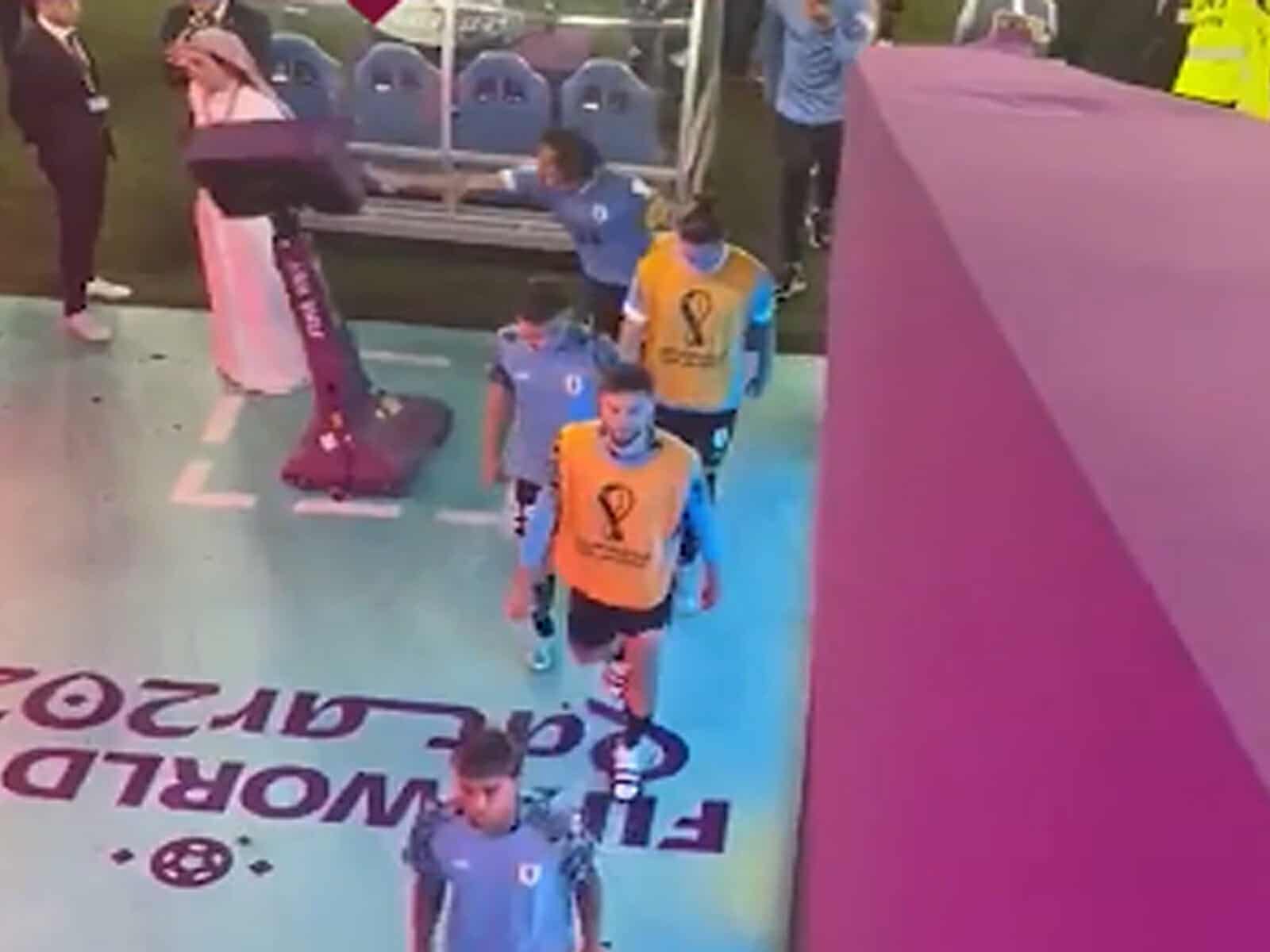 فقد أعصابهُ .. شاهد اعتداء إدينسون كافاني لاعب الأوروغواي على جهاز الVAR لاعب الأوروغواي إدينسون كافاني watanserb.com