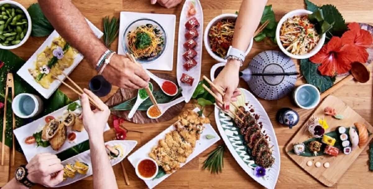 لا يطبخ سكان أوكيناوا طعامهم أو يتبلونه إلا نادرًا، ما يسمح لهم بالاستمتاع بالنكهات كما هي. أيضًا، لديهم عادة الأكل ببطء شديد ومضغ الطعام بشكل جيّد.