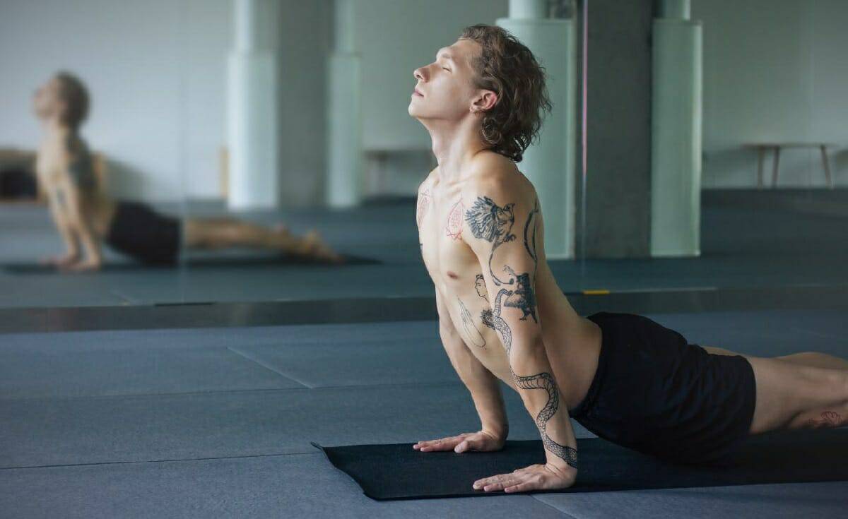 يمكنك أيضًا تجربة ممارسة اليوغا مع أنواع أخرى من التمارين، مثل تمارين القوة أو الكارديو.