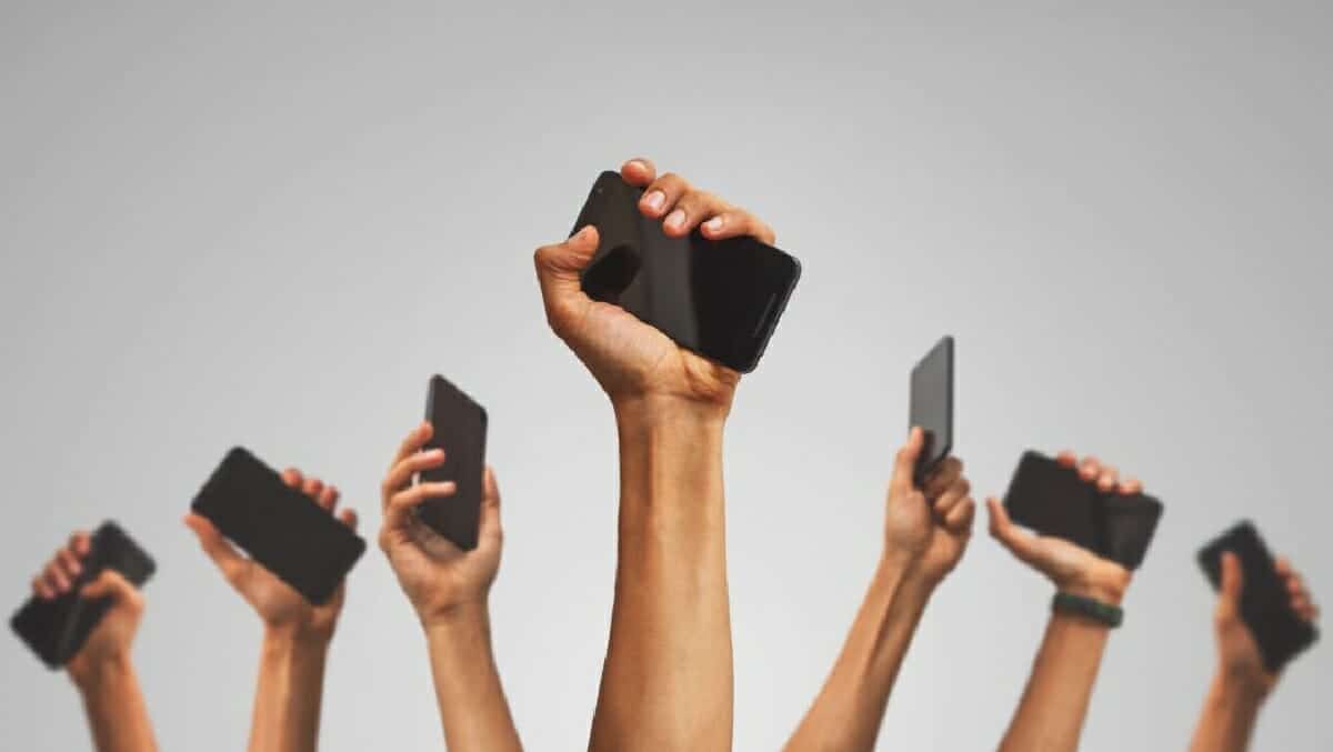 جميع شركات الطيران تطلب حاليًا من الركاب تفعيل "وضع الطائرة" على هواتفهم المحمولة في أثناء إقلاع الطائرة وهبوطه