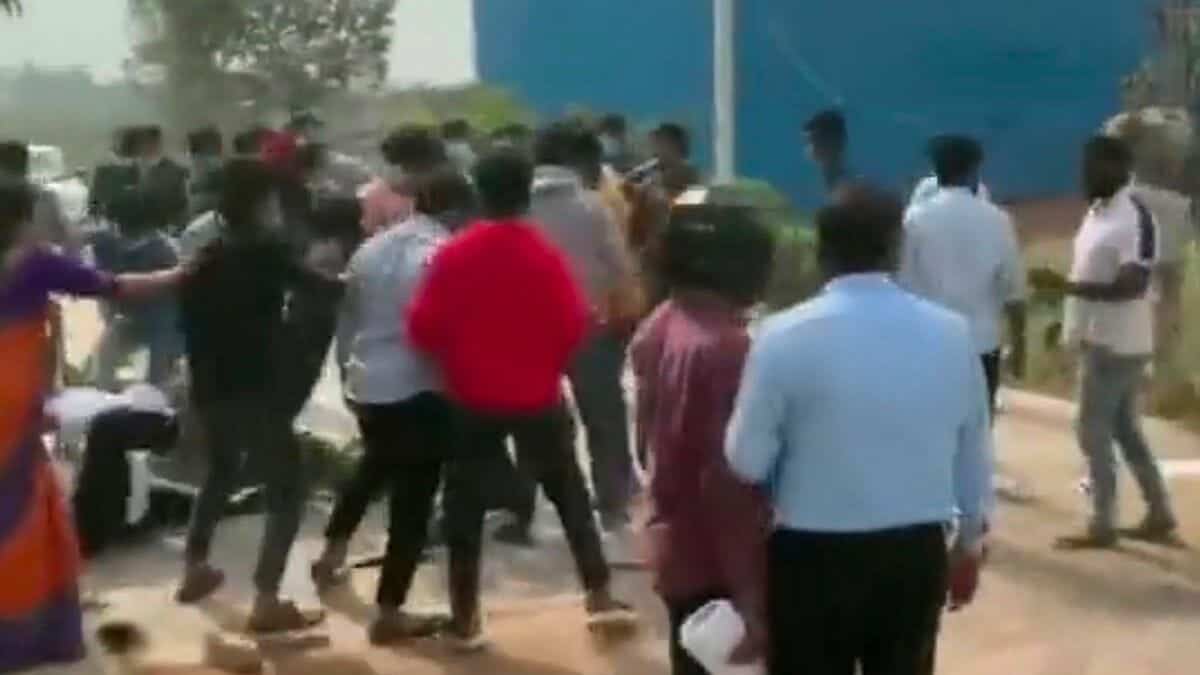 بعد رفضها الزواج منه..هندي ينتقم من طبيبة بمساعدة عصابة مكونة من 40 رجلاً (فيديو) هندي ينتقم من طبيبة watanserb.com