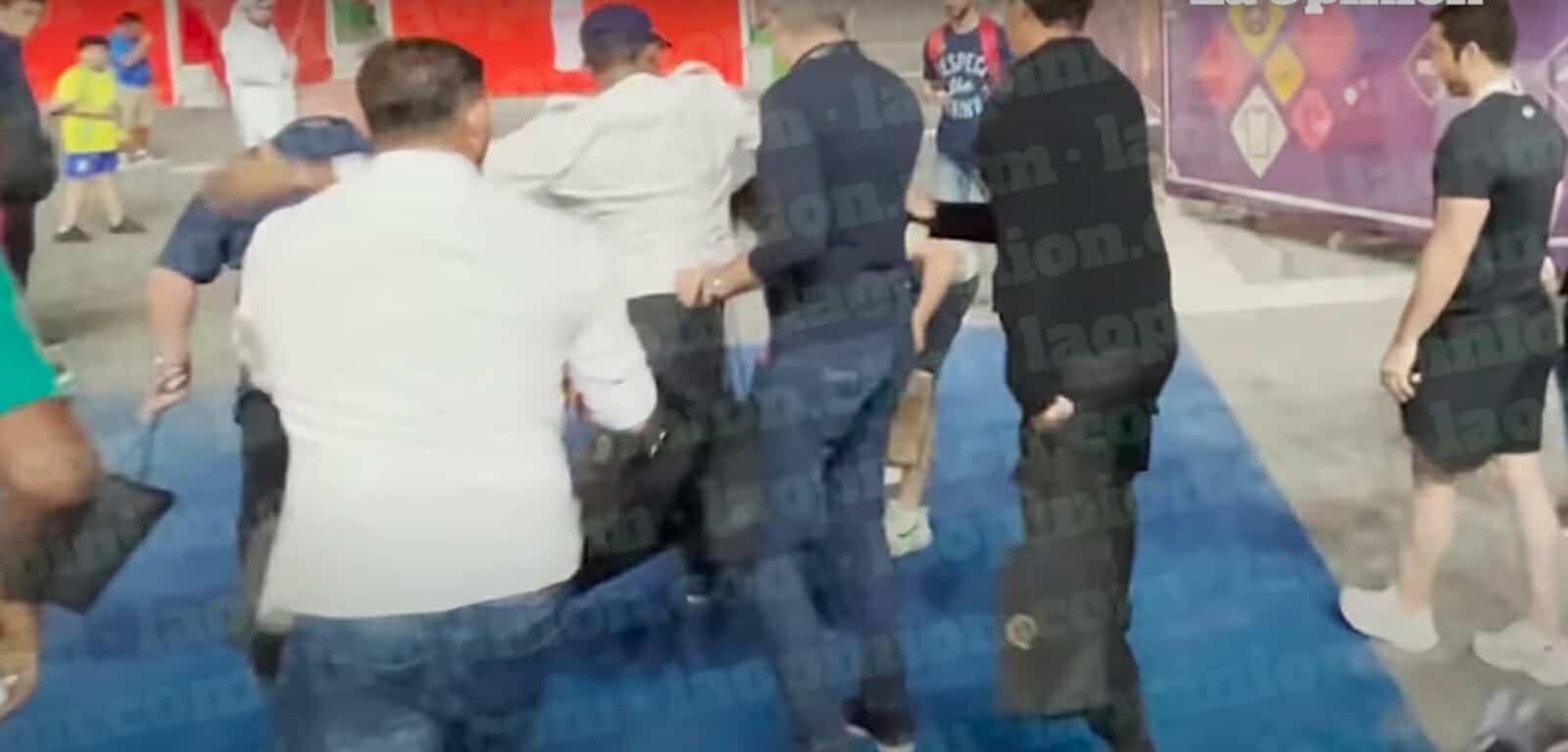 صامويل إيتو يعتدي على صحفي جزائري في قطر.. ركله في رأسه وأسقطه أرضاً(شاهد) صامويل إيتو في قطر watanserb.com