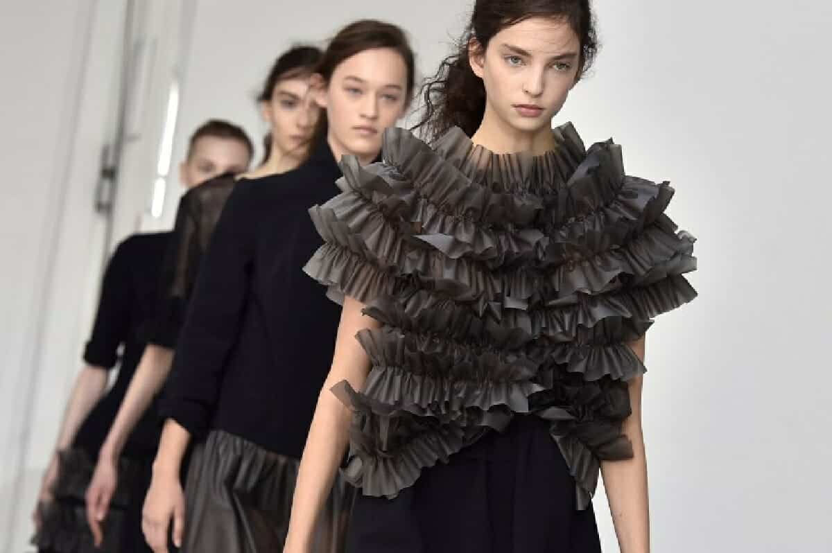 إن المصمّمين يبحثون عن  وجوه وأجساد أكثر حيادية لعرض أعمالهم.