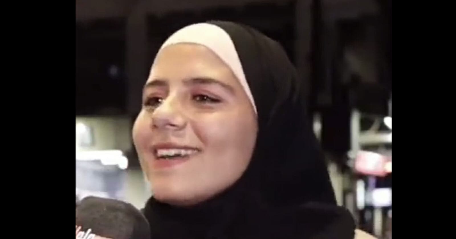 لا تتوقف عن الضحك حتى الإغماء.. فتاة سورية مصابة بمرض نادر (فيديو) فتاة سورية مصابة بمرض نادر watanserb.com