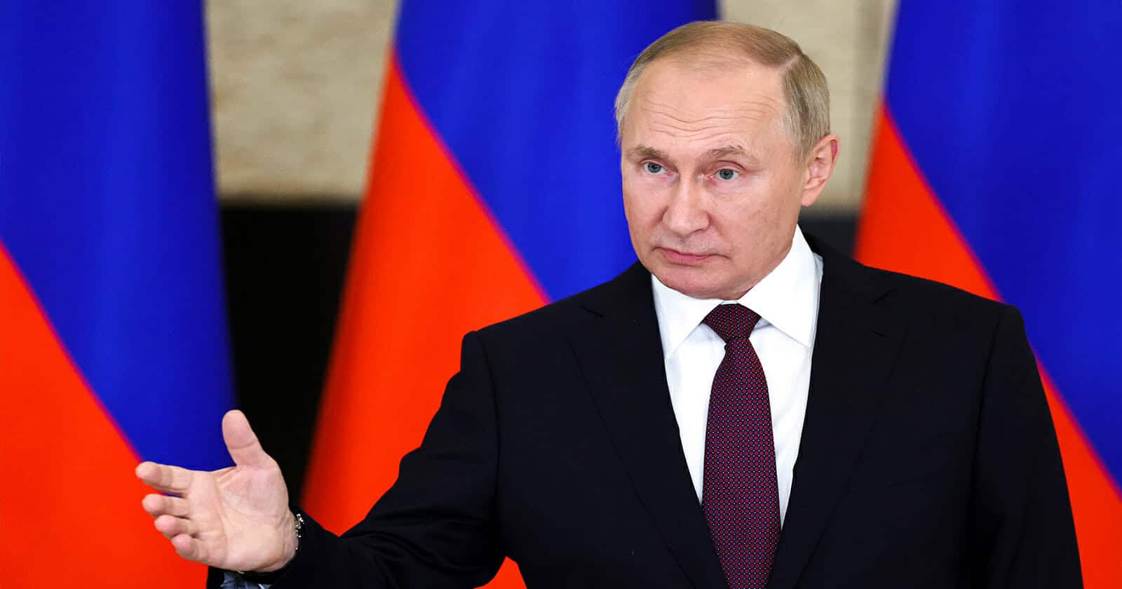 بوتين يصطحب رؤساء أرمينيا وكازاخستان وأذربيجان إلى نادٍ للتعري تملكه عشيقته السابقة بوتين في نادي للتعري watanserb.com