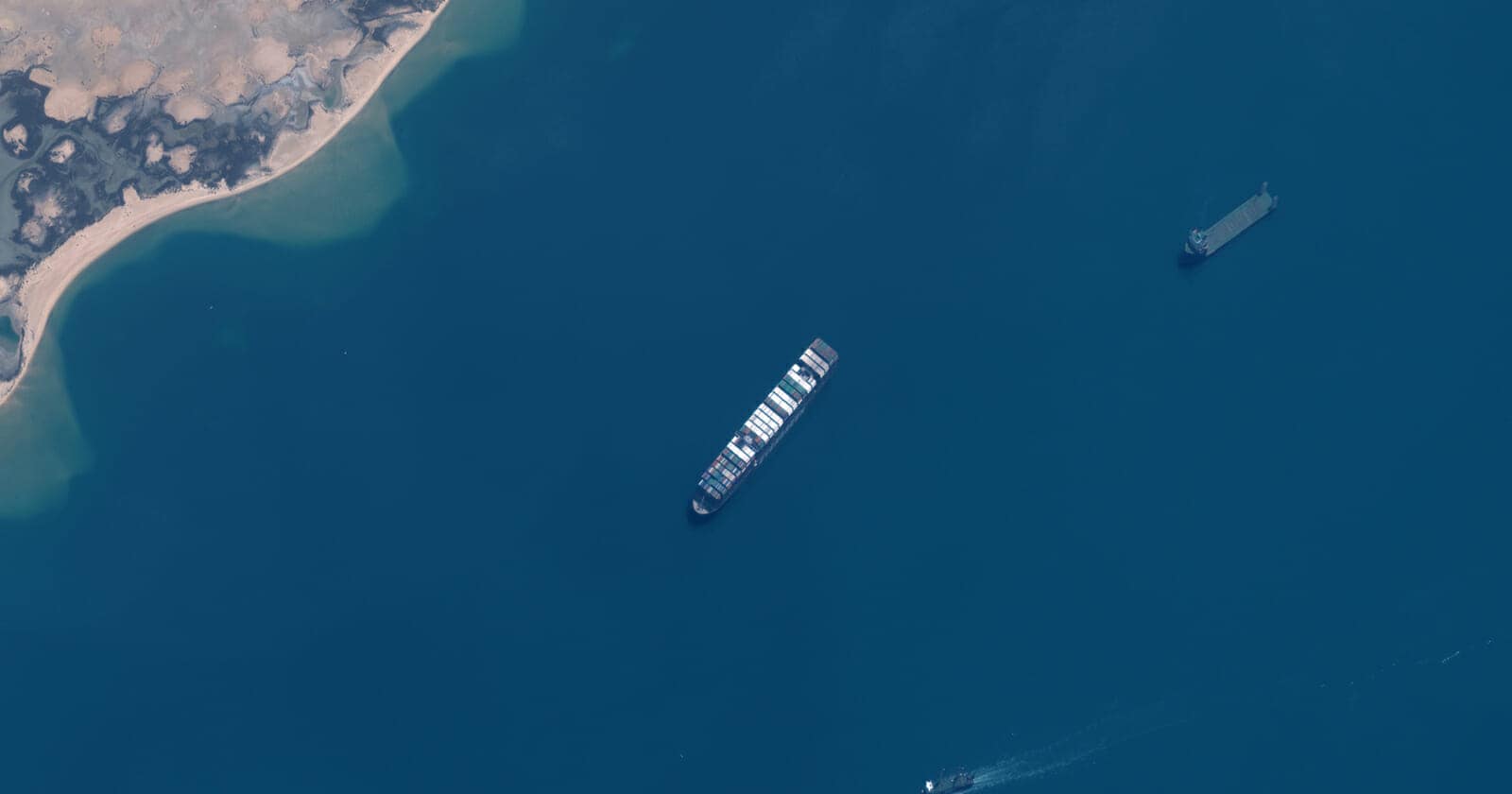 بيع قناة السويس.. رئيس الهيئة يرد على المخاوف ويتحدث عن “وطنية السيسي” قناة السويس watanserb.com