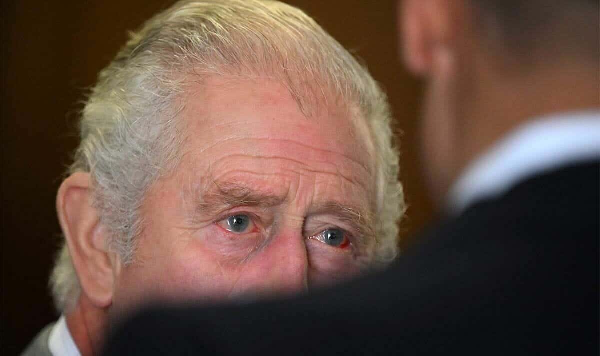 رصدته عدسات الكاميرا..ما سبب احمرار العين الذي يعاني منه الملك تشارلز؟ إحمرار عين الملك تشارلز watanserb.com