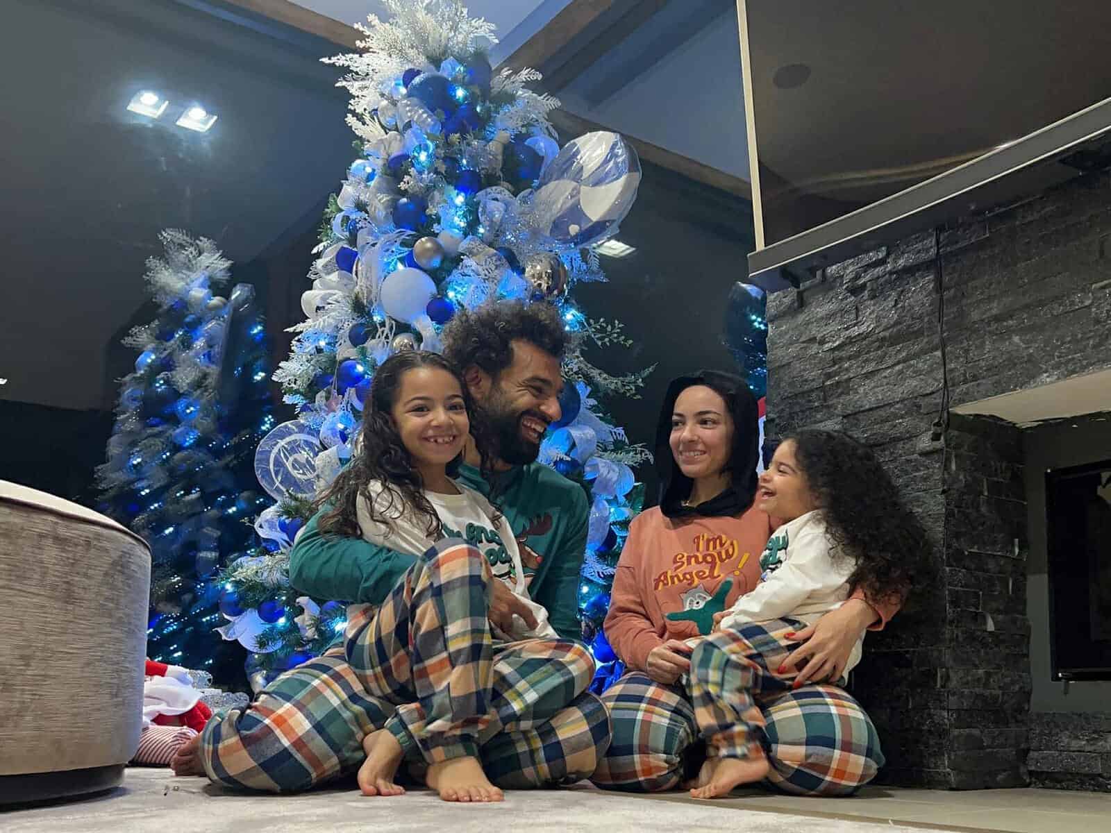 محمد صلاح مع أسرته