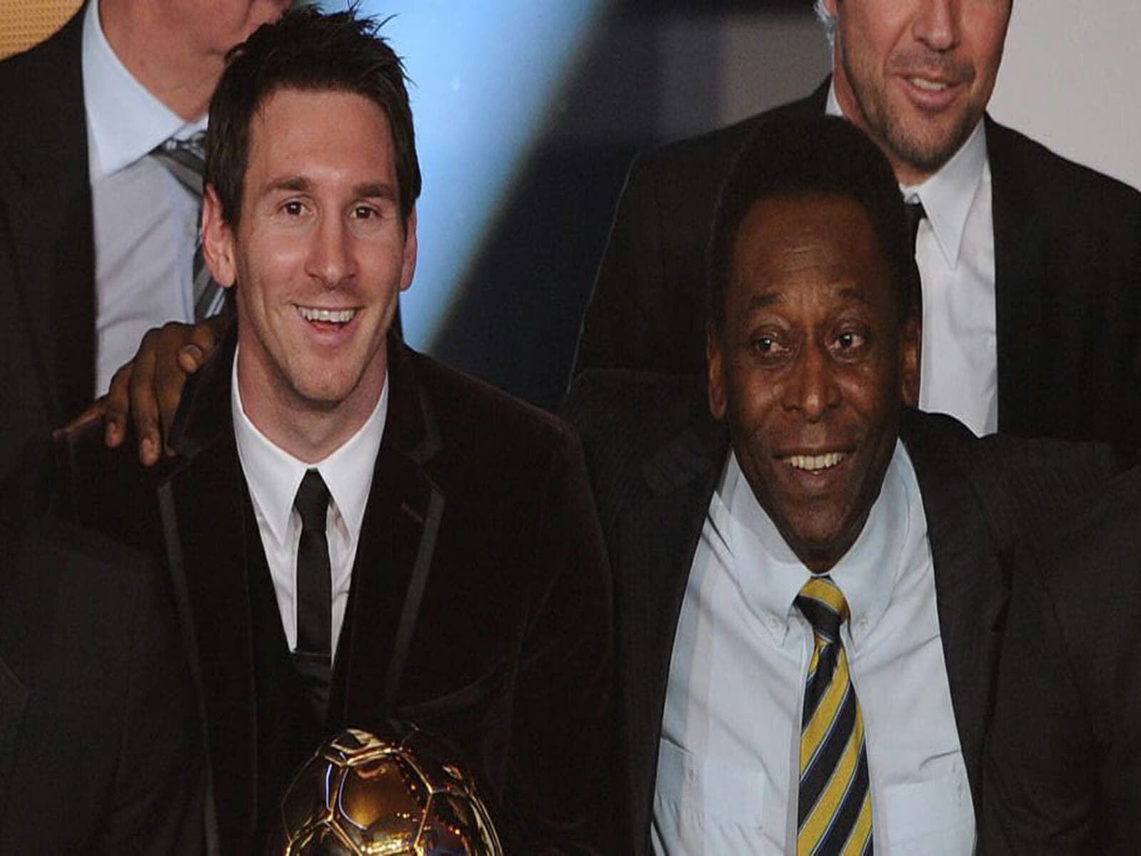 ميسي مع أسطورة البرازيل الراحل بيليه
