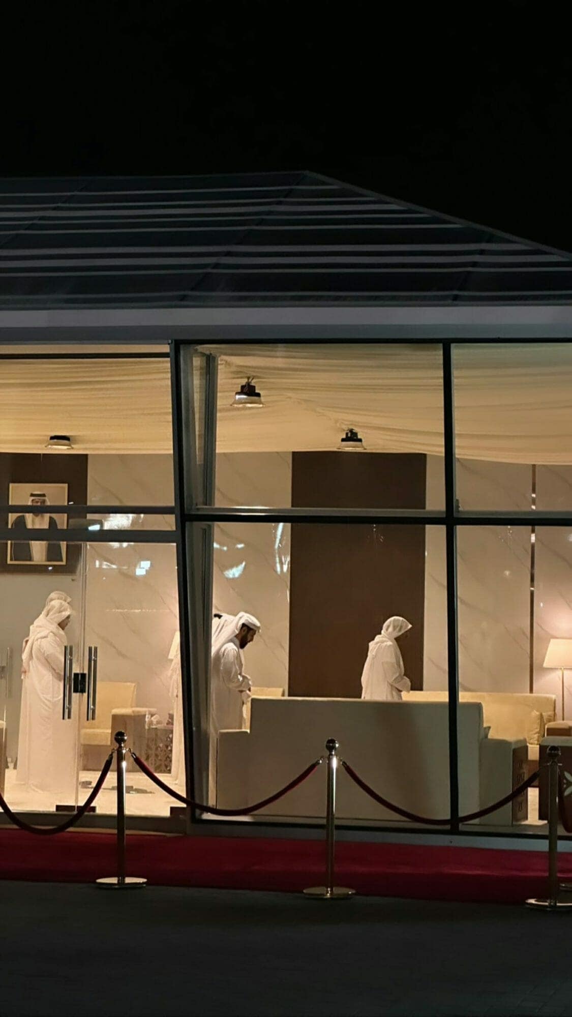 وزير الثقافة القطري يصلي في مكتبه لافتاً الأنظار على هامش المونديال (شاهد) وزير الثقافة القطري عبد الرحمن بن حمد watanserb.com