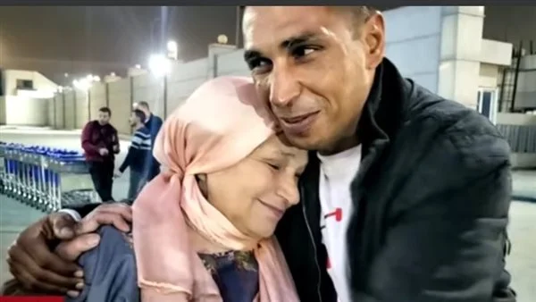 والده خدعها بخبر وفاته وهو طفل.. مصرية تلتقي ابنها الأردني بعد 43 عاما مصرية تلتقي بابنها watanserb.com