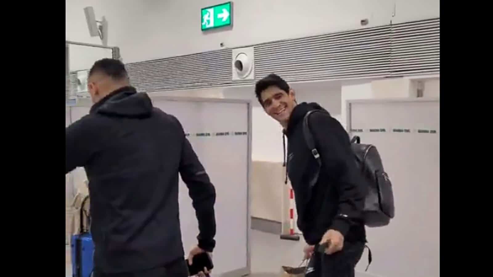 ياسين بونو ويوسف النصيري يثيران الإعجاب بما فعلاه في المطار (فيديو) ياسين بونو ويوسف النصيري watanserb.com