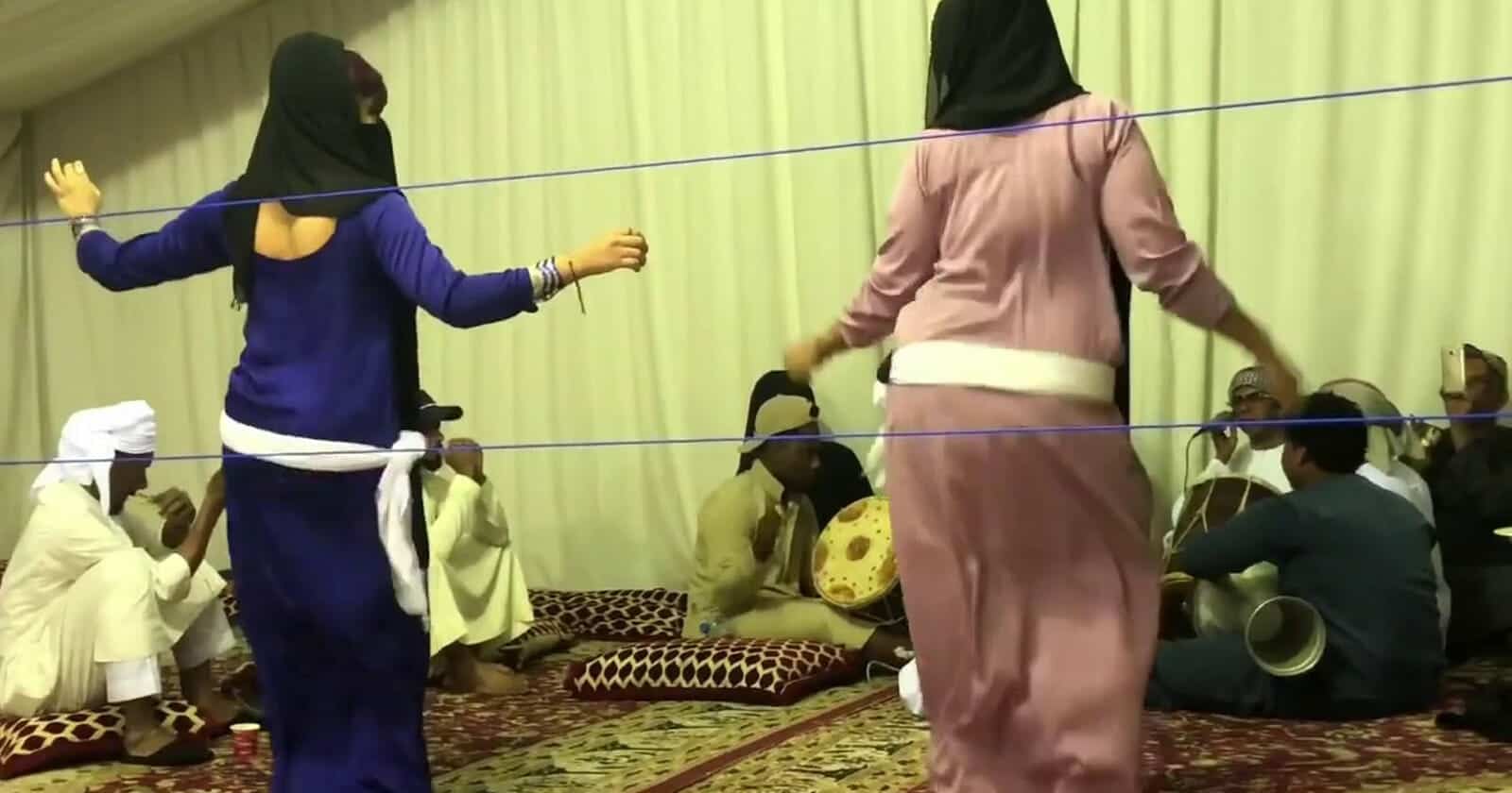 مقاطع رقص المعلاية بسلطنة عمان تفجر جدلا ومطالبة شعبية بمنعها