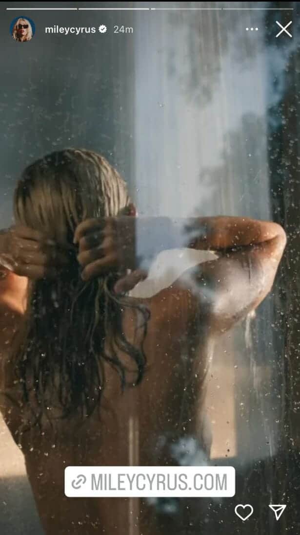 مايلي سايروس عارية في الحمام 
