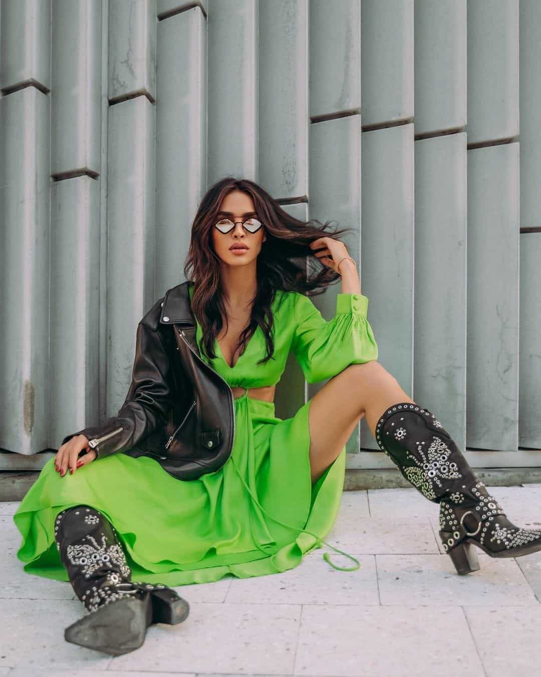 جلست ليلى خلال التصوير بوضعيات حساسة