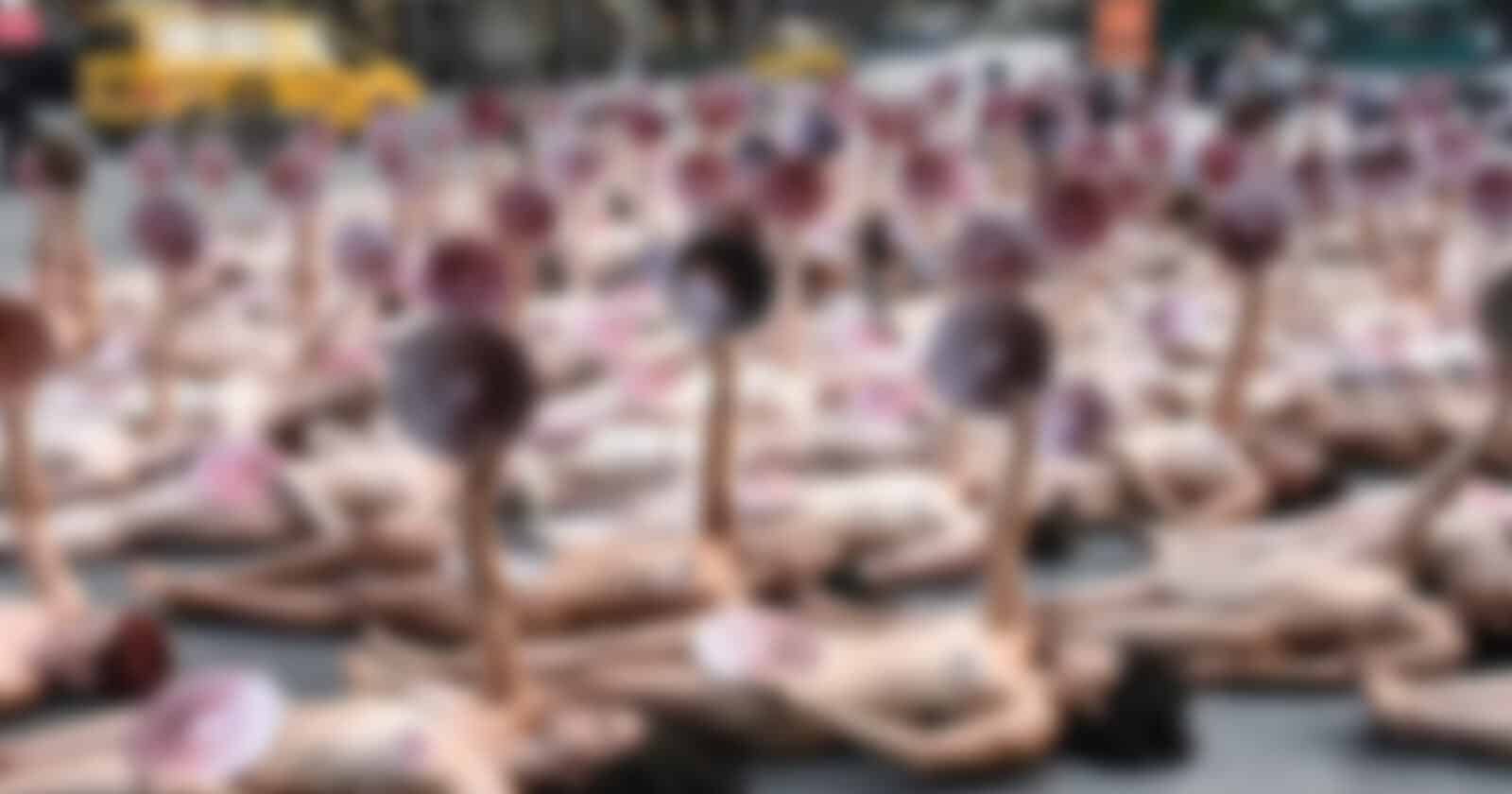 صور أثداء النساء وحلماتهن على المنصة