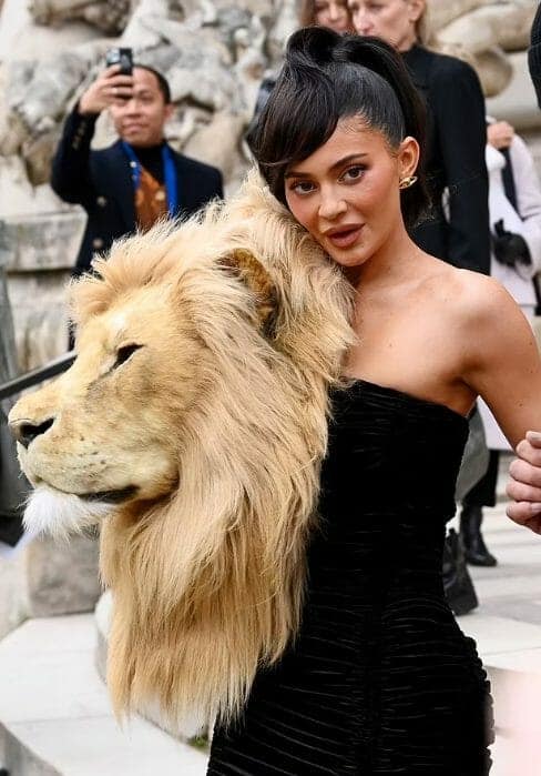 كايلي جينر ترتدي رأس أسد على فستانها 