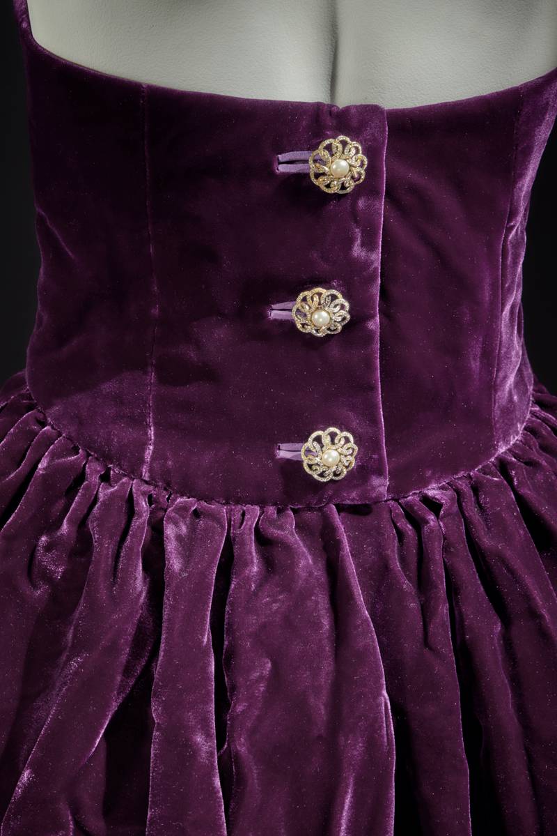 الفستان مزود بثلاثة أزرار في الخلف