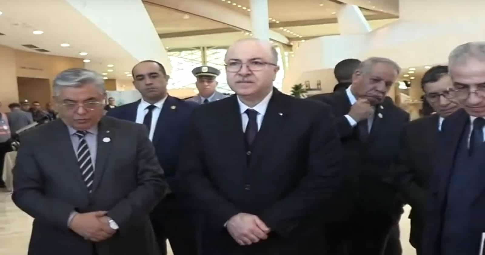 مسؤول جزائري يغضب الوزير الأول بحديثه بالفرنسية.. هكذا أحرجه أمام الجميع (شاهد) الجزائري أيمن عبدالرحمن واللغة الفرنسية watanserb.com