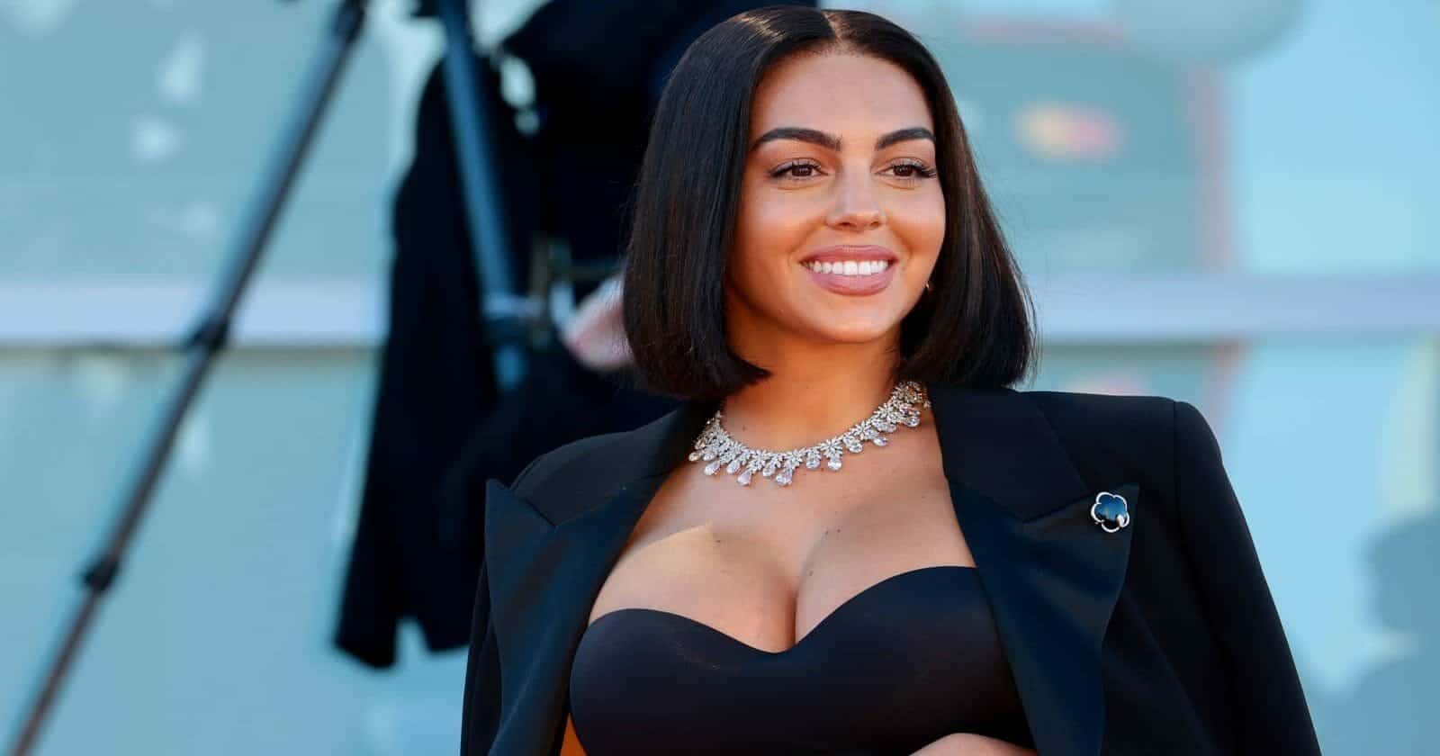 مصمم أزياء جورجينا: “طلبت مني فستاناً يحترم العادات والتقاليد” مَن التونسي علي القروي؟ مصمم أزياء جورجينا علي القروي watanserb.com