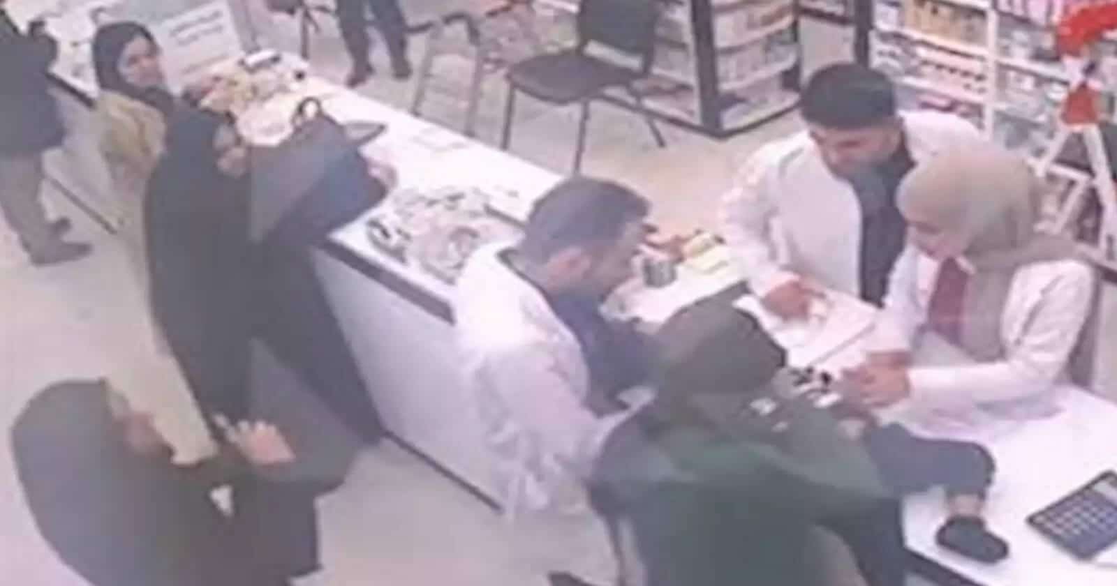 مشهد يحبس الأنفاس.. صيدلي عراقي ينقذ طفلًا بأعجوبة من الاختناق (شاهد) صيدلي عراقي ينقذ طفلا من الاختناق watanserb.com