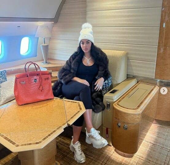 جورجينا من داخل طائرة كريستيانو رونالدو الخاصة