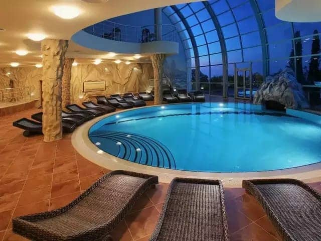 مسبح في القبو الذي بنته فيفوس في روثنشتاين في ألمانيا