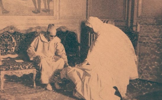 الكلاوي معتذرا للملك محمد الخامس بعد عودته