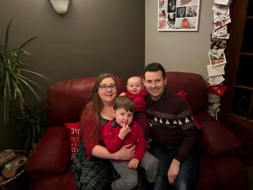 قالت الأم بيث هوبز التي شوهدت مع تيدي وأخته الصغيرة بيبا وأبي ويل: "لسنا متأكدين كيف انتهى به الأمر بهذه الطريقة ، أنا وزوجي لسنا لغويين".