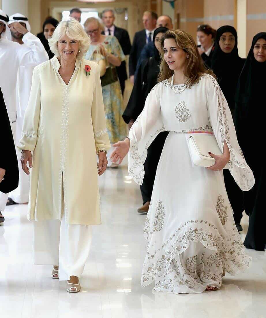 هيا قريبة من كاميلا ، دوقة كورنوال ، والأمير تشارلز ، بينما كان الشيخ ضيفًا منتظمًا للملكة في قلعة وندسور.