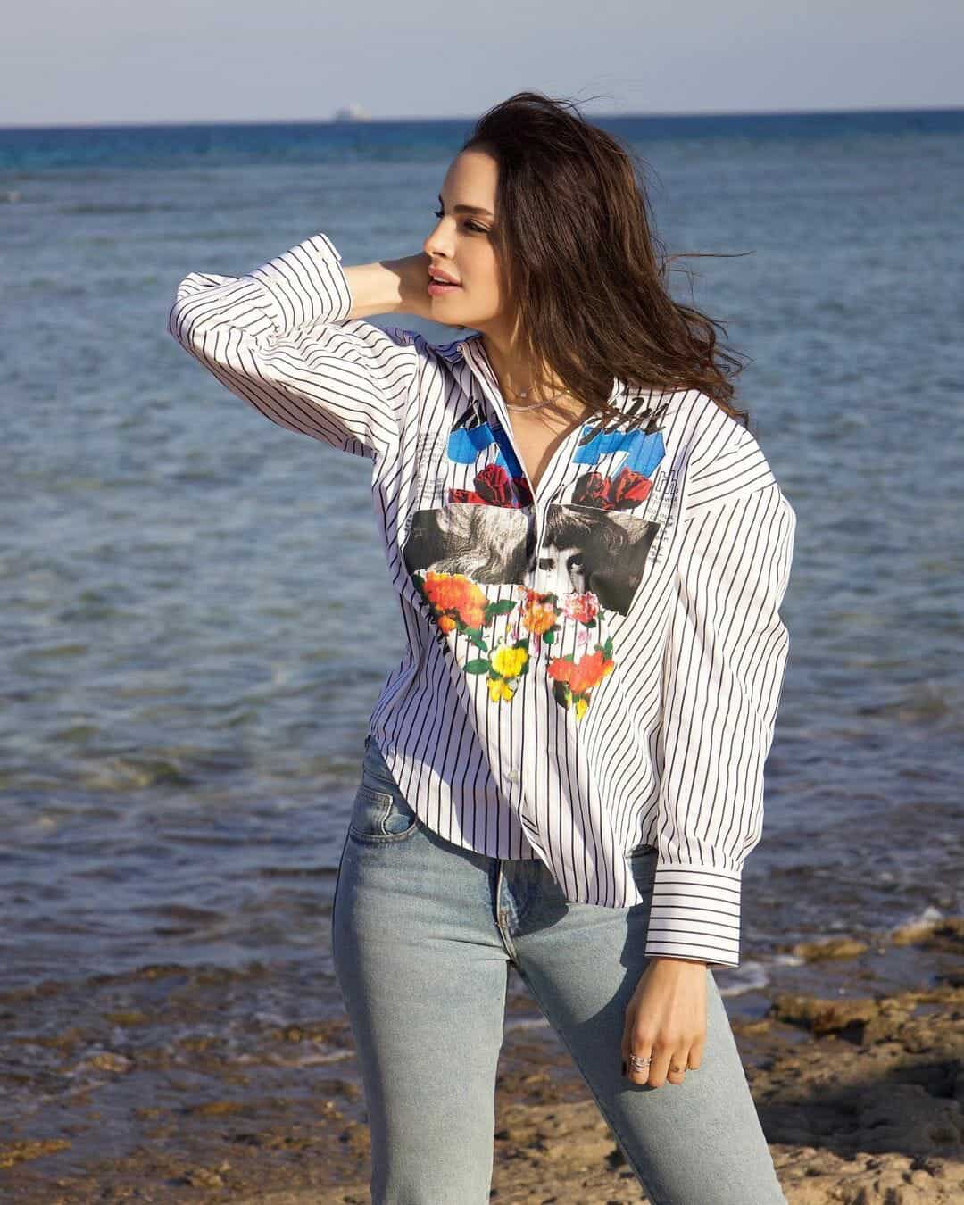 آمال ماهر أمام البحر