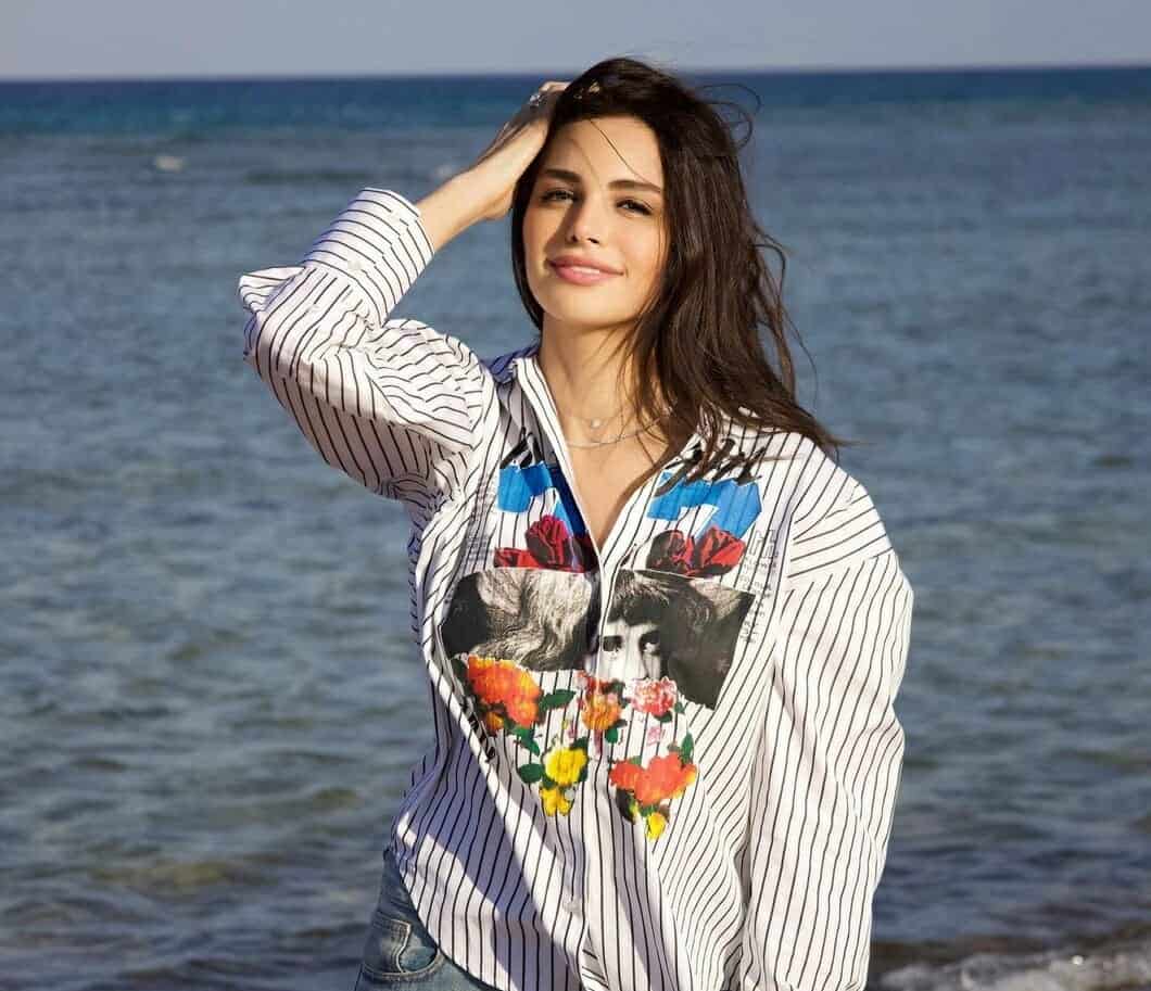 صور آمال ماهر تُحيّر الجمهور .. هل تعرّضت لسوء؟! (شاهد) آمال ماهر أمام البحر watanserb.com