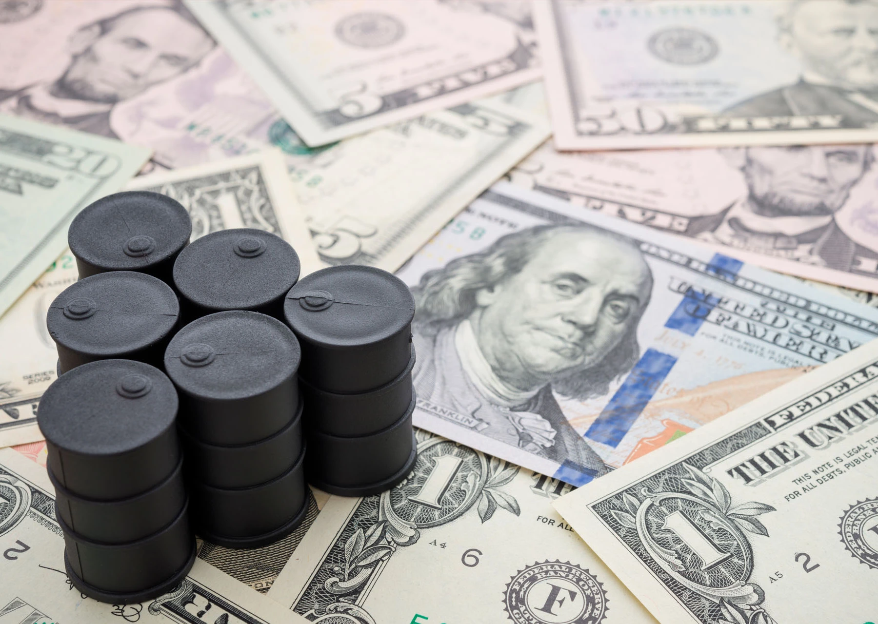 مصر: أزمة الدولار وارتفاع سعر النفط يعصفان بالاقتصاد وتدخلات أمنية عاجلة أزمة الدولار في مصر watanserb.com