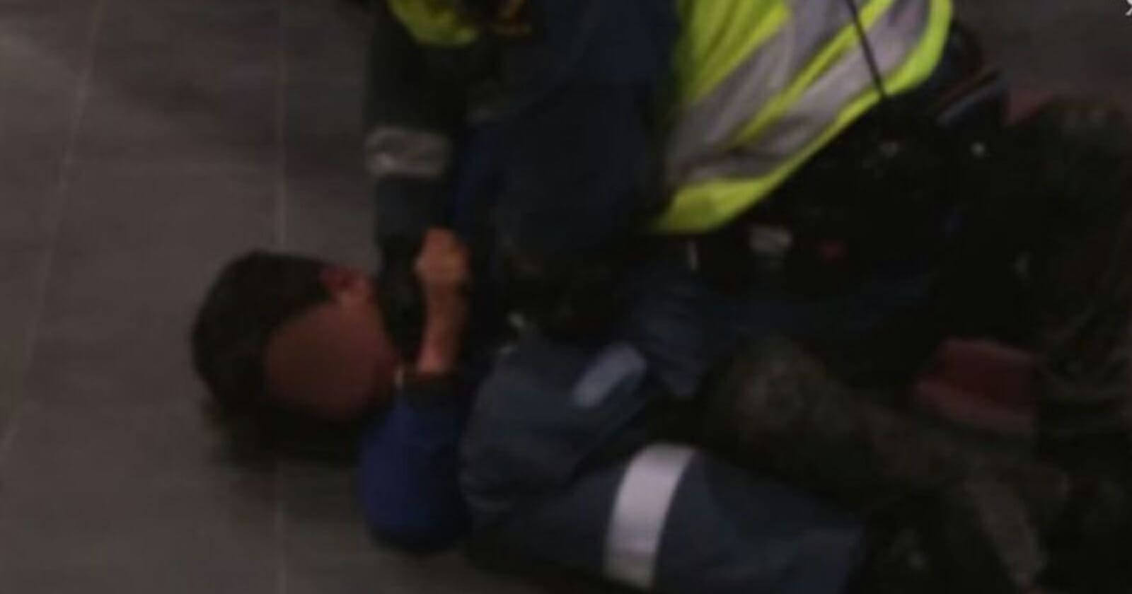 جندي إسرائيلي يخنق طفلاً فلسطينياً حتى الموت.. حقيقة فيديو غزا المواقع إسرائيلي يخنق طفلا فلسطينيا watanserb.com