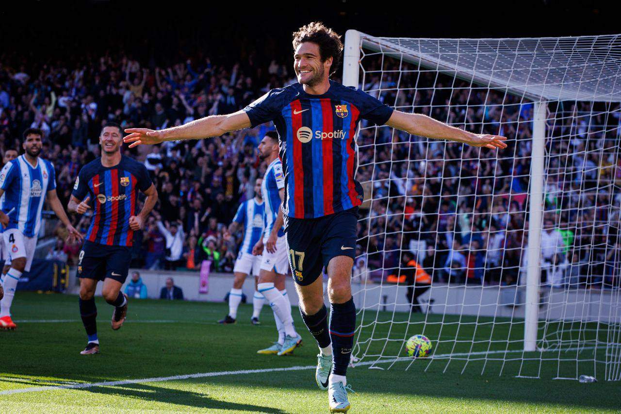 احتفال ألونسو بهدفه في مباراة برشلونة وإسبانيول