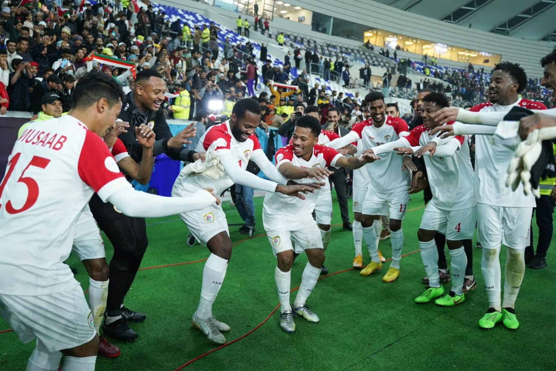 احتفال نجوم المنتخب العماني