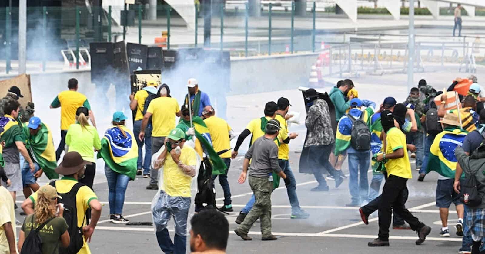 فوضى البرازيل.. اقتحام قصر الرئاسة ومقرات الحكومة وأنصار بولسونارو يصعدون (فيديو) اقتحام قصر الرئاسة watanserb.com