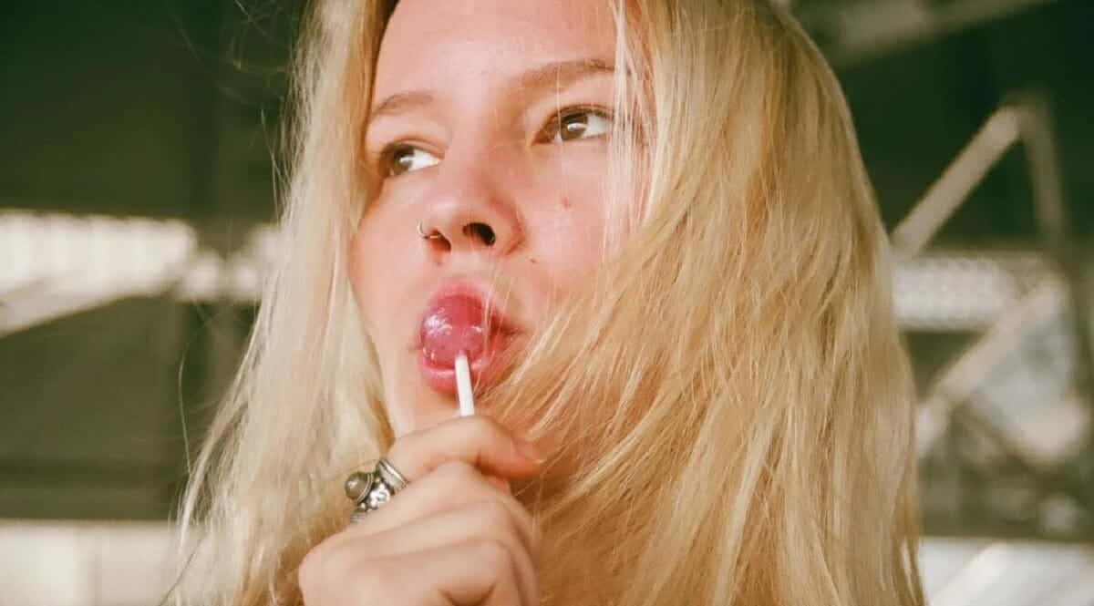 كيف تتحكم في الرغبة الشديدة في تناول السكر؟ عنصر طبيعي سينظم الرغبة الشديدة في تناول المشروبات الغازية! التحكم في تناول السكّر watanserb.com