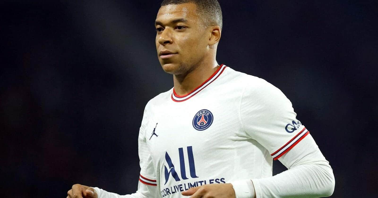 كيليان مبابي يتصدى للدفاع عن زين الدين زيدان بعد إهانة رئيس الاتحاد الفرنسي له كيليان مبابي يدافع عن زين الدين زيدان watanserb.com