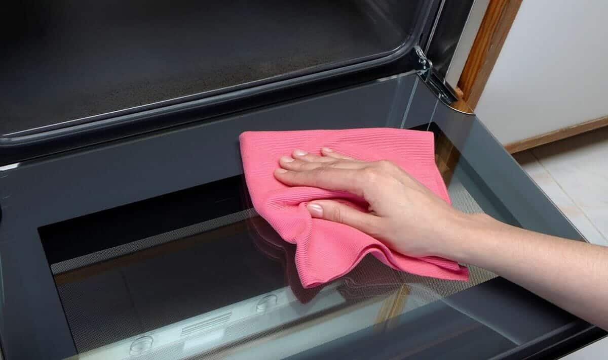 طريقة سهلة وفعالة لتنظيف الفرن بمكونين فقط تخلصك من الدهون وبقايا الطعام بمكونين فقط..تعرف على الطريقة الصحيحة لتنظيف الفرن watanserb.com