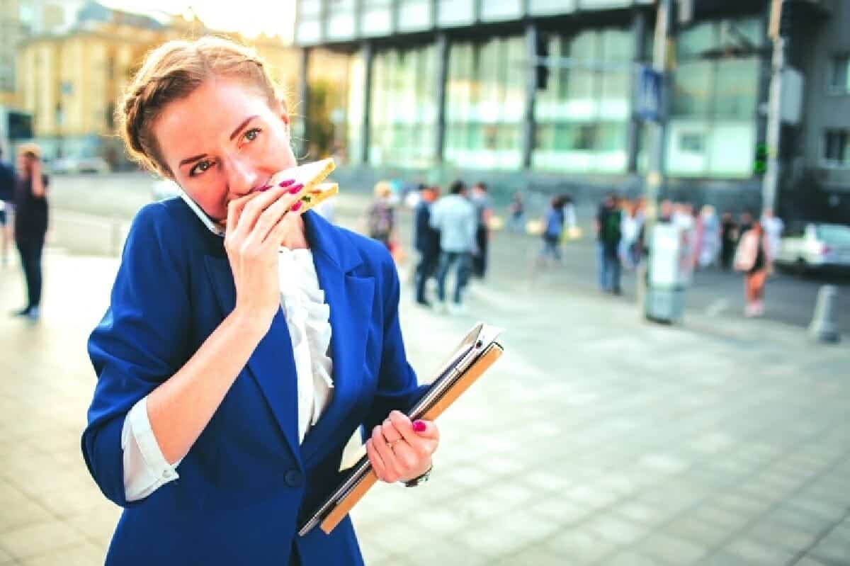 يعد المشي في وقت الغداء نصيحة جيدة