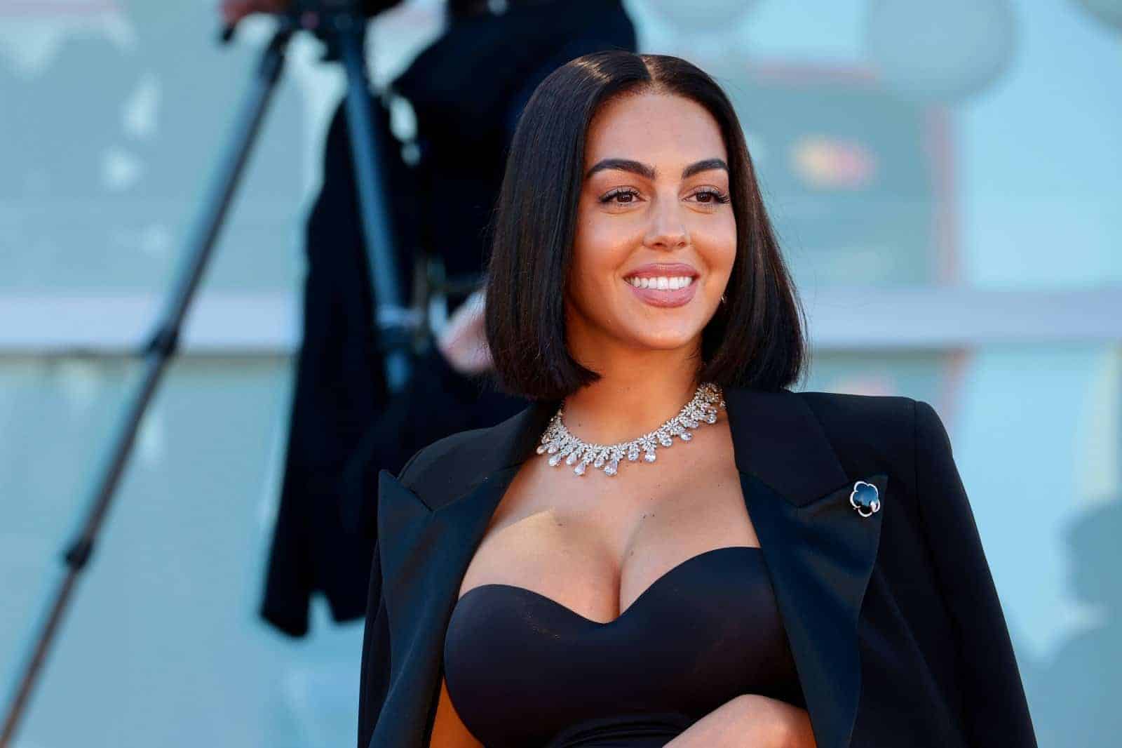 إطلالة جورجينا في حفل Joy Awards.. ارتدت الحجاب وفستاناً مفتوح الصدر (فيديو) جورجينا رودريغيز Joy Awards watanserb.com