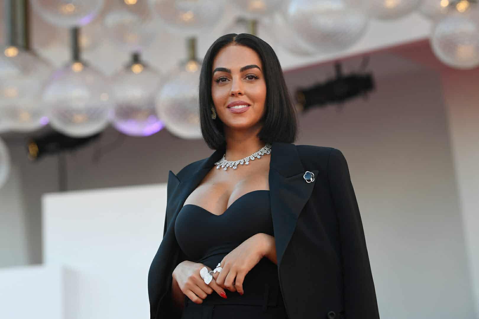 جورجينا في إطلالة جريئة جداً تكشف الكثير من مفاتنها في أحد مولات الرياض! (شاهد) جورجينا رودريغيز في مول الرياض watanserb.com